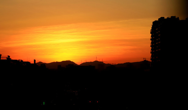 城市清晨朝霞