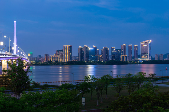 南沙金茂湾与凤凰一桥夜景