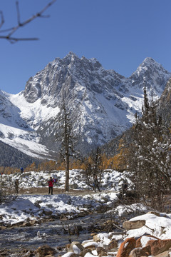 蓝天雪山森林自然风光