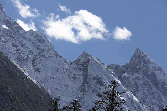 蓝天白云雪山