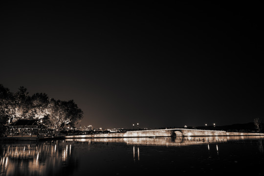 杭州西湖保叔塔夜景