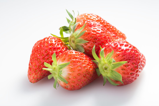 新鲜草莓在白底上