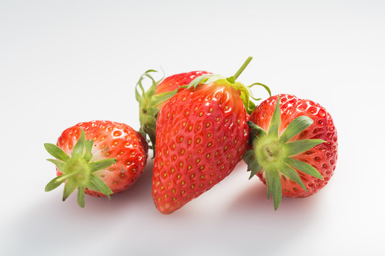 白背景新鲜草莓