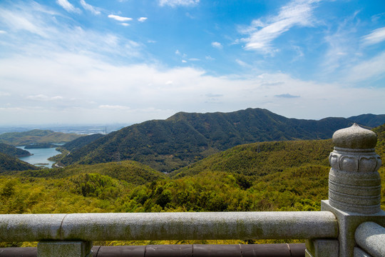 蓝天白云下的山川河流