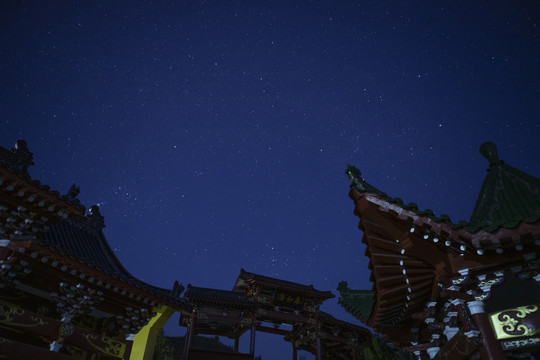 寺庙夜晚星空