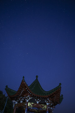 寺庙夜晚星空