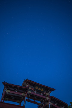 寺庙夜晚星空