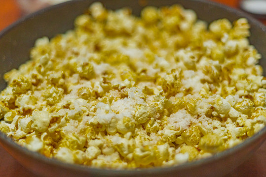 家庭自制零食黄色玉米爆米花