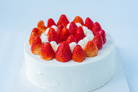 白色奶油做成的草莓蛋糕