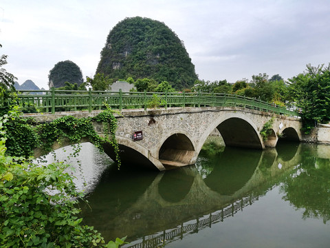 青山绿水石桥