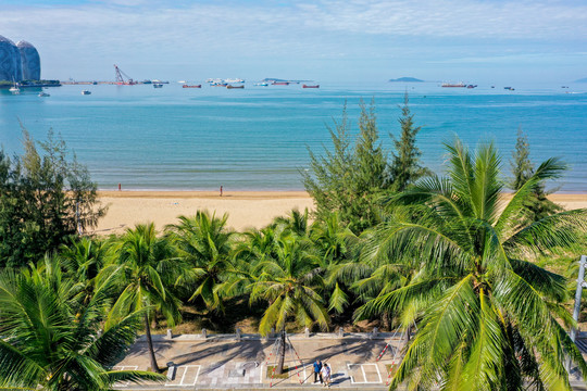 航拍三亚湾海水浴场椰林沙滩