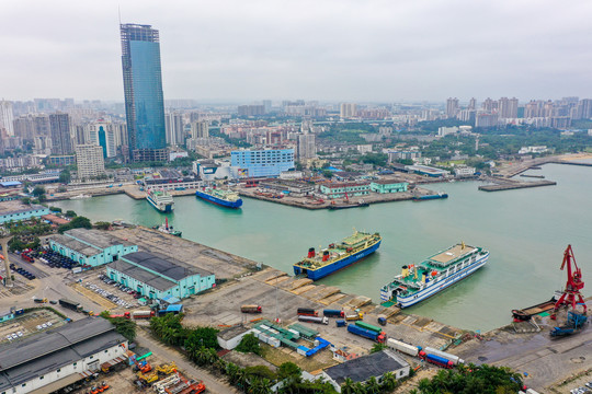 航拍海口秀英港滚装船码头