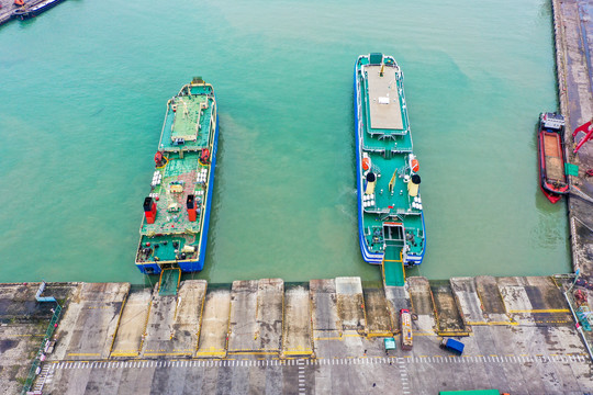 航拍海口秀英港滚装船码头