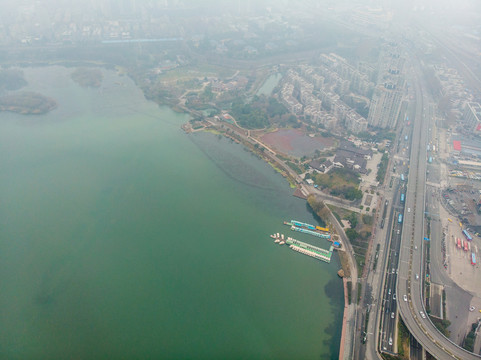航拍雾霭中南京玄武湖公园