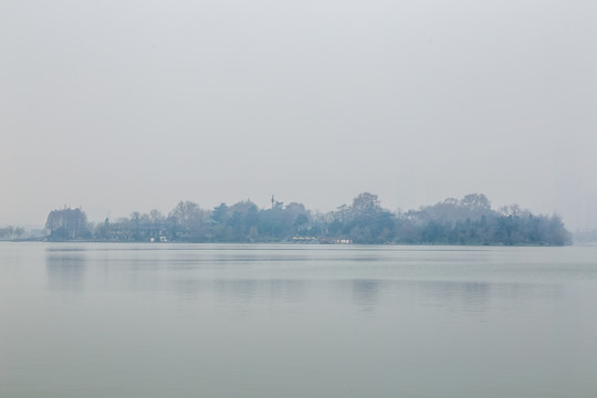 雾气中的南京玄武湖公园