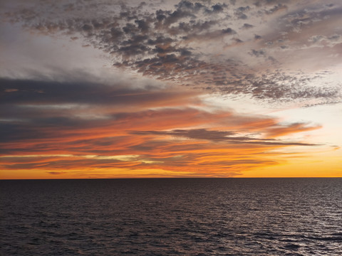 海平面夕阳余晖