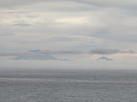 火山云层海面