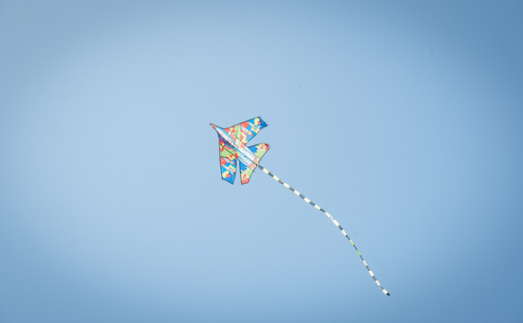 在天空中飞翔的风筝特写照片