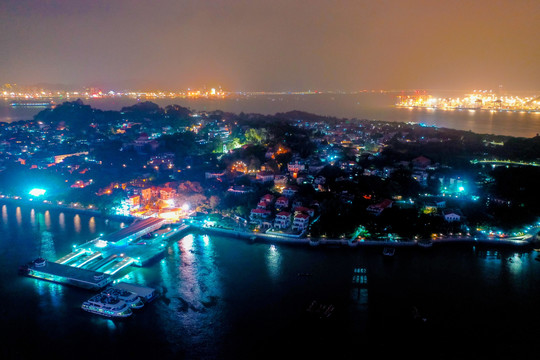 航拍福建厦门鼓浪屿风景区夜景