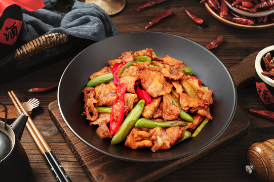中式桌面上擺放的小炒肉