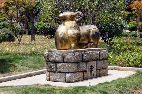 铜羊雕塑