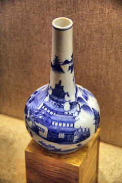 青花瓷长颈瓶