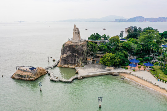 航拍厦门鼓浪屿郑成功石雕像