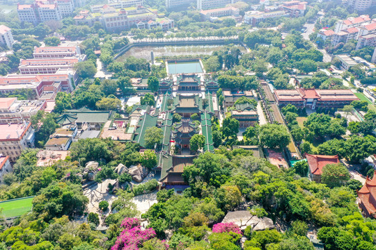 航拍厦门五老峰下的南普陀寺