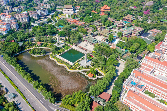 航拍厦门五老峰下的南普陀寺