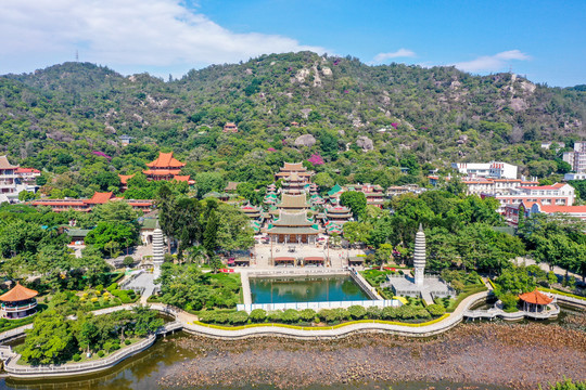 航拍厦门五老峰下的南普陀寺