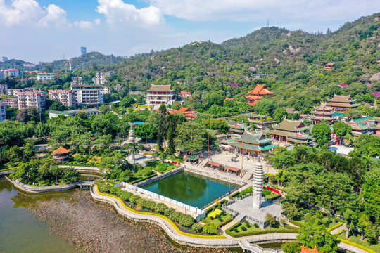 航拍厦门五老峰下的南普陀寺