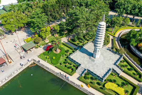 航拍厦门五老峰下的南普陀寺