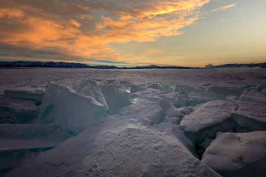 新疆赛里木湖的蓝冰夕阳