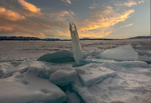 新疆赛里木湖的蓝冰夕阳