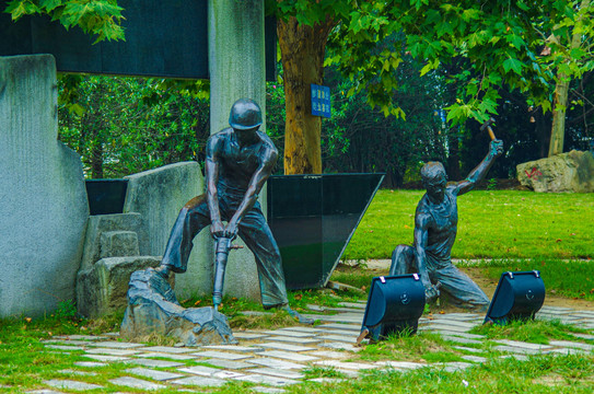 长江三峡建设者雕塑
