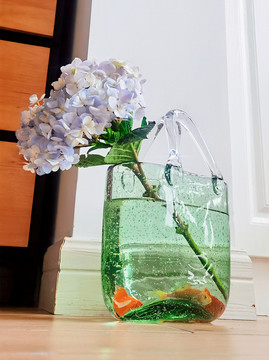 玻璃花瓶金鱼花绣球花
