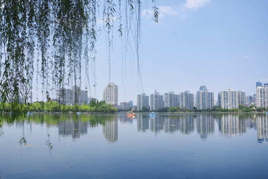 湖面建筑倒影