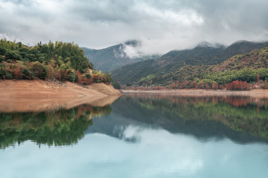 山里湖泊