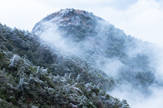 云雾缭绕的山峰