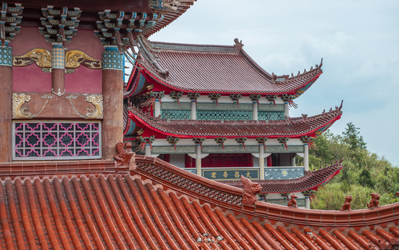 红色寺庙建筑