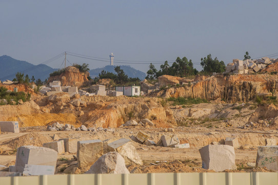 挖山采石场地