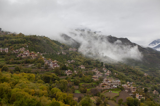 高山沟壑云雾缭绕甲居藏寨