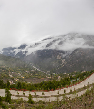 高山沟壑云雾缭绕甲居藏寨