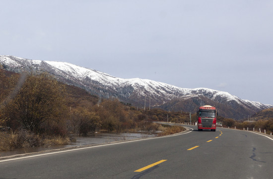 雪山蜿蜒道路318国道