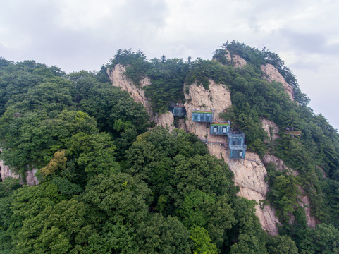 航拍栾川老君山悬崖民宿客房