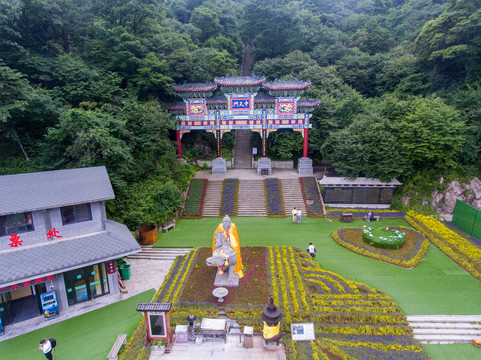 航拍洛阳栾川老君山中天门牌坊