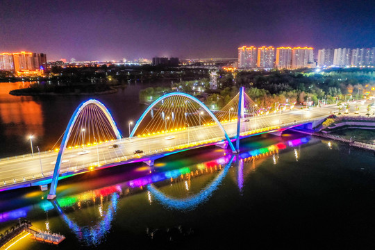 航拍新郑创业路跨轩辕湖桥夜景