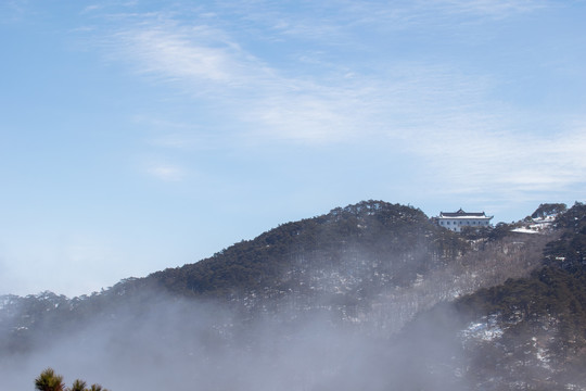 远山山峰雪景