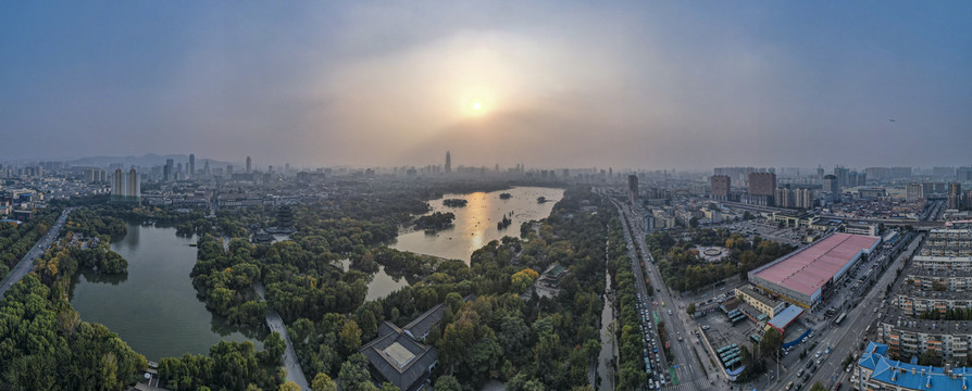 济南大明湖日落全景图航拍