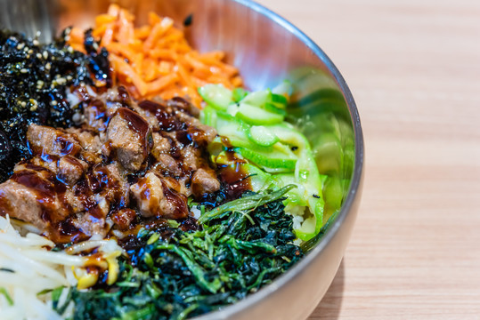 一碗朝鲜族牛肉蔬菜拌饭